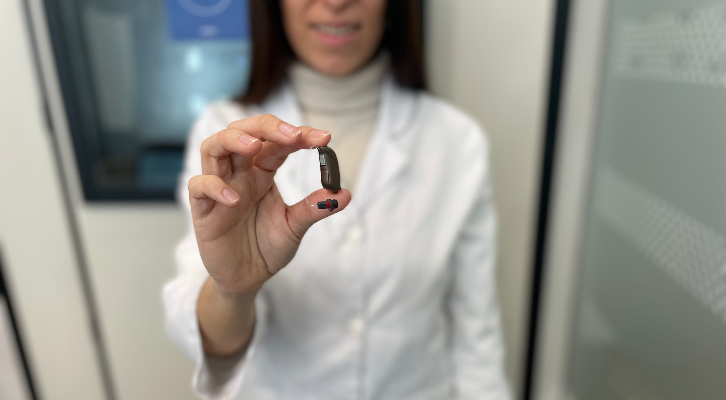 Audioprotesista con audífono