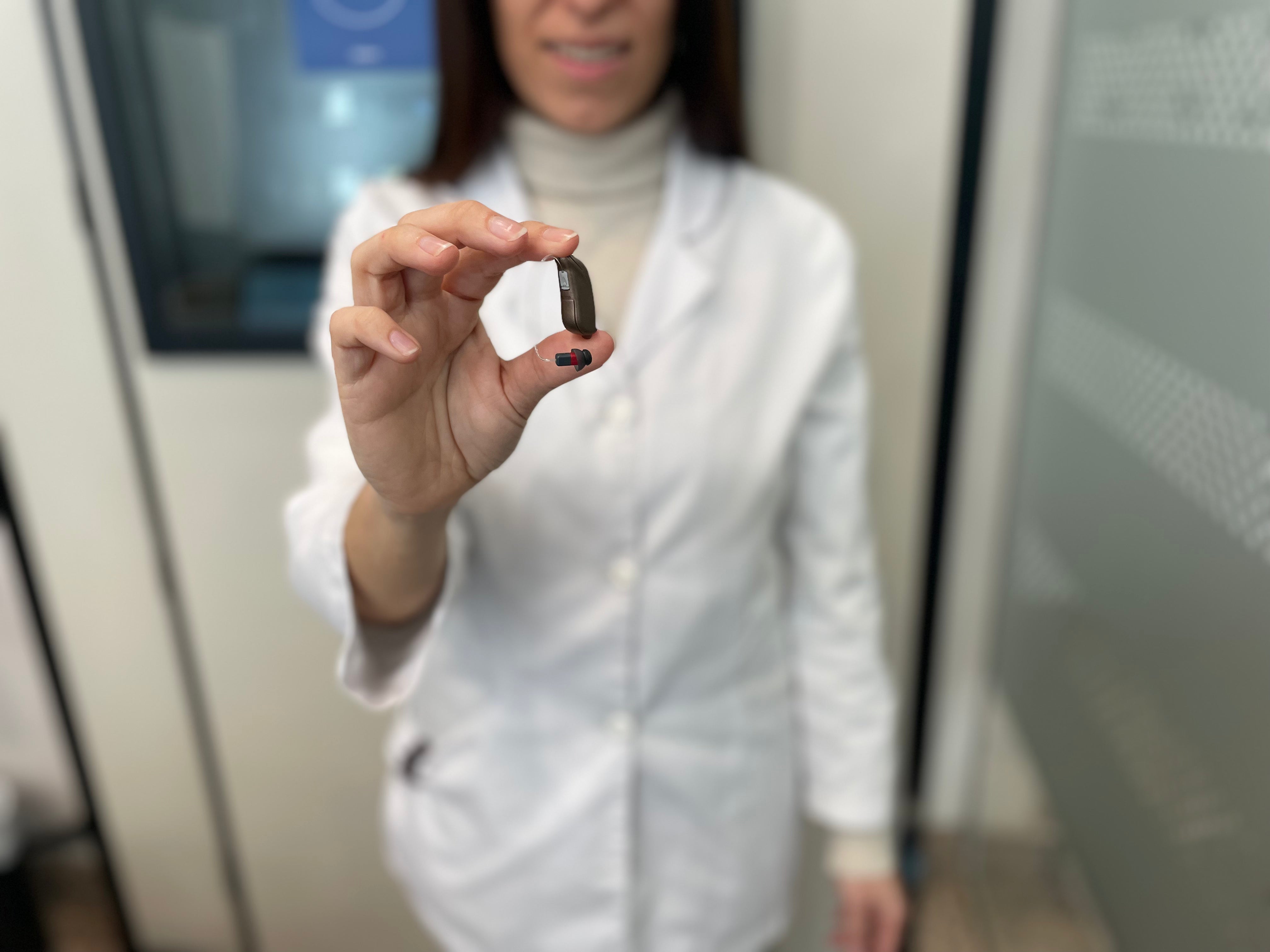Audioprotesista con audífono
