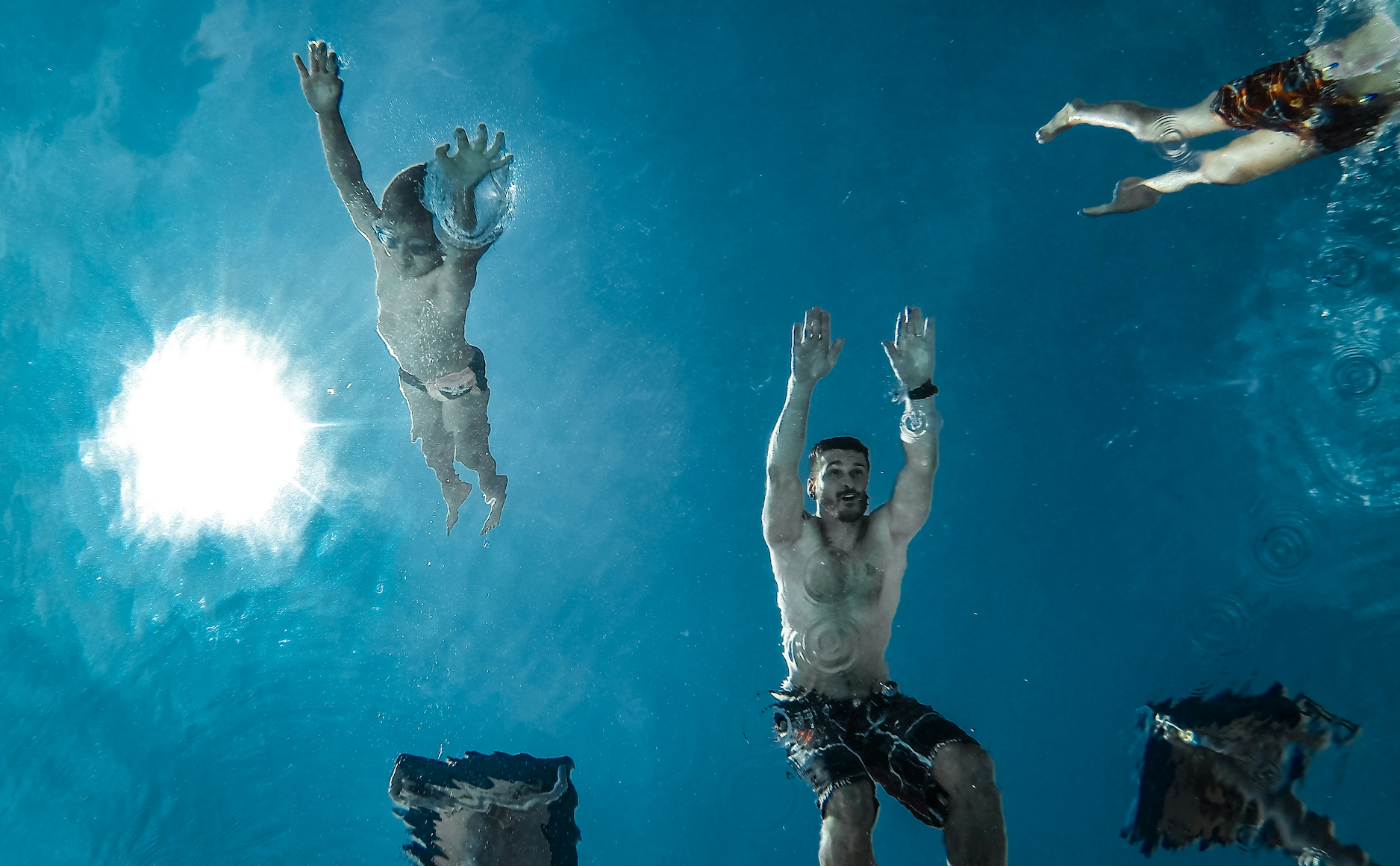 Padre e hijo en piscina