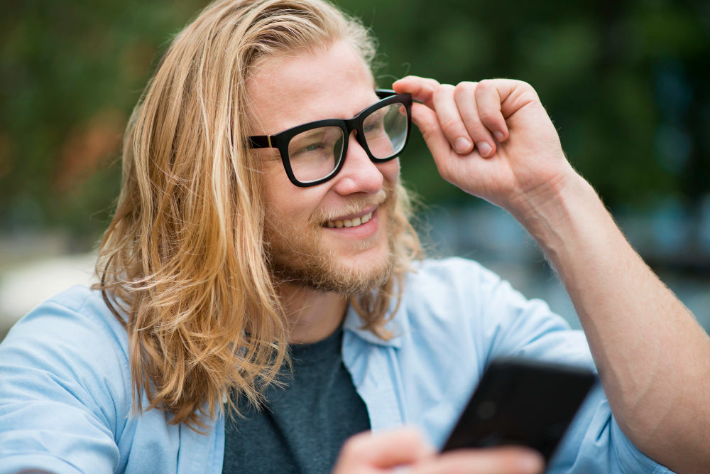 Persona con gafas progresivas