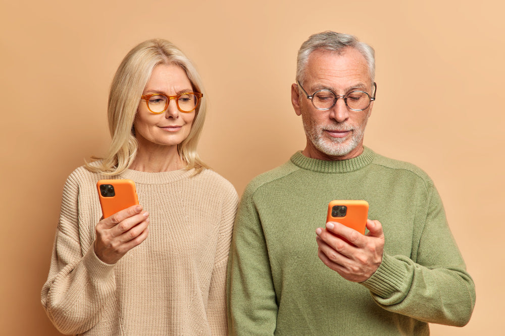 Pareja con gafas y móviles